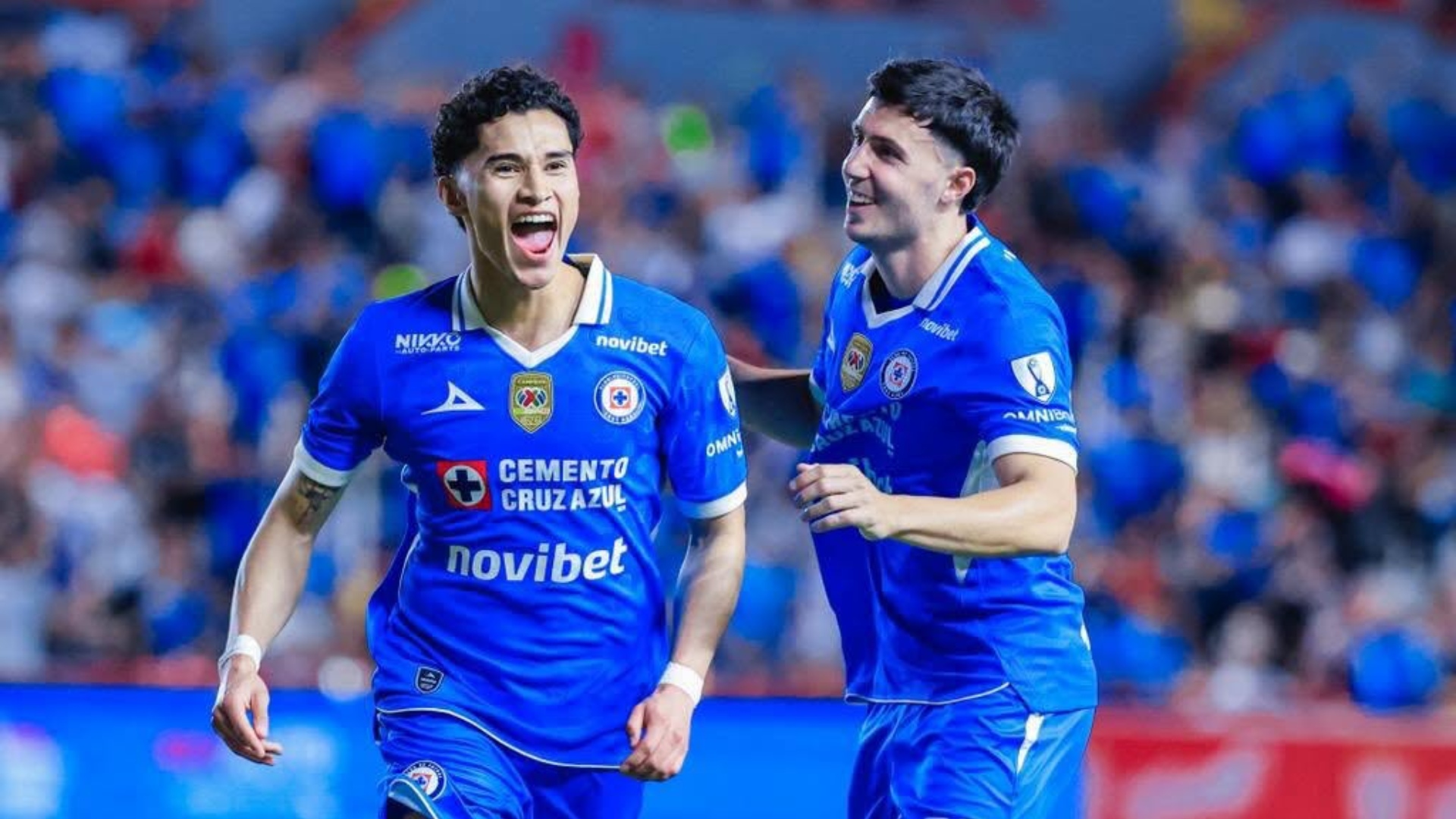 Jeremy Marquez y José Paradela festejan el 1-0 de Cruz Azul sobre Necaxa