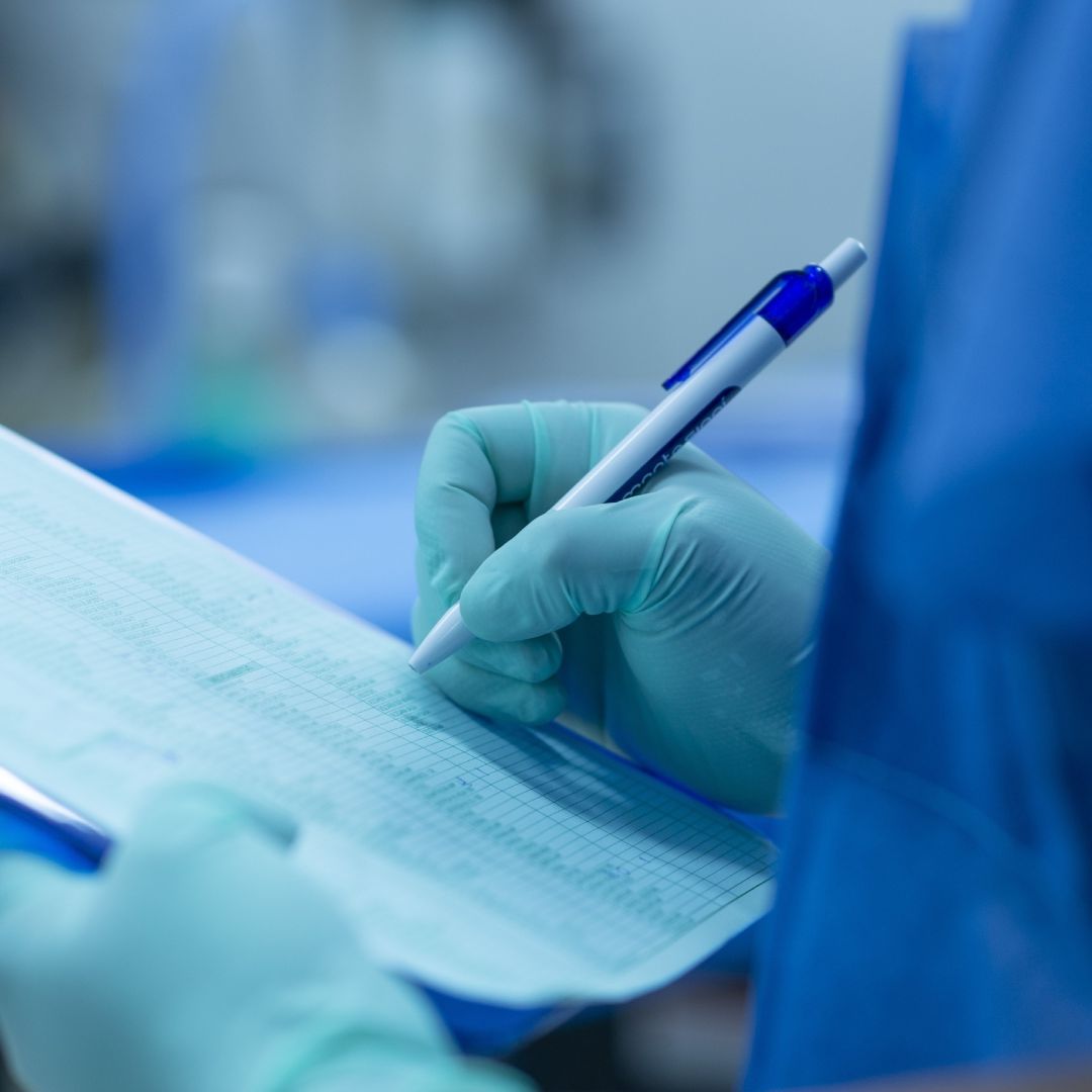 Médico tomando notas.