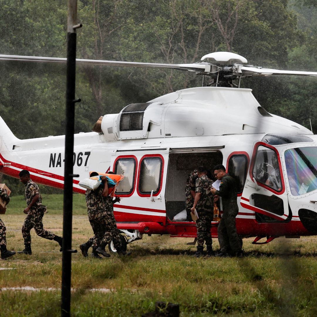 Elementos del ejército de Nepal ayudan en la tragedia provocada por una riada