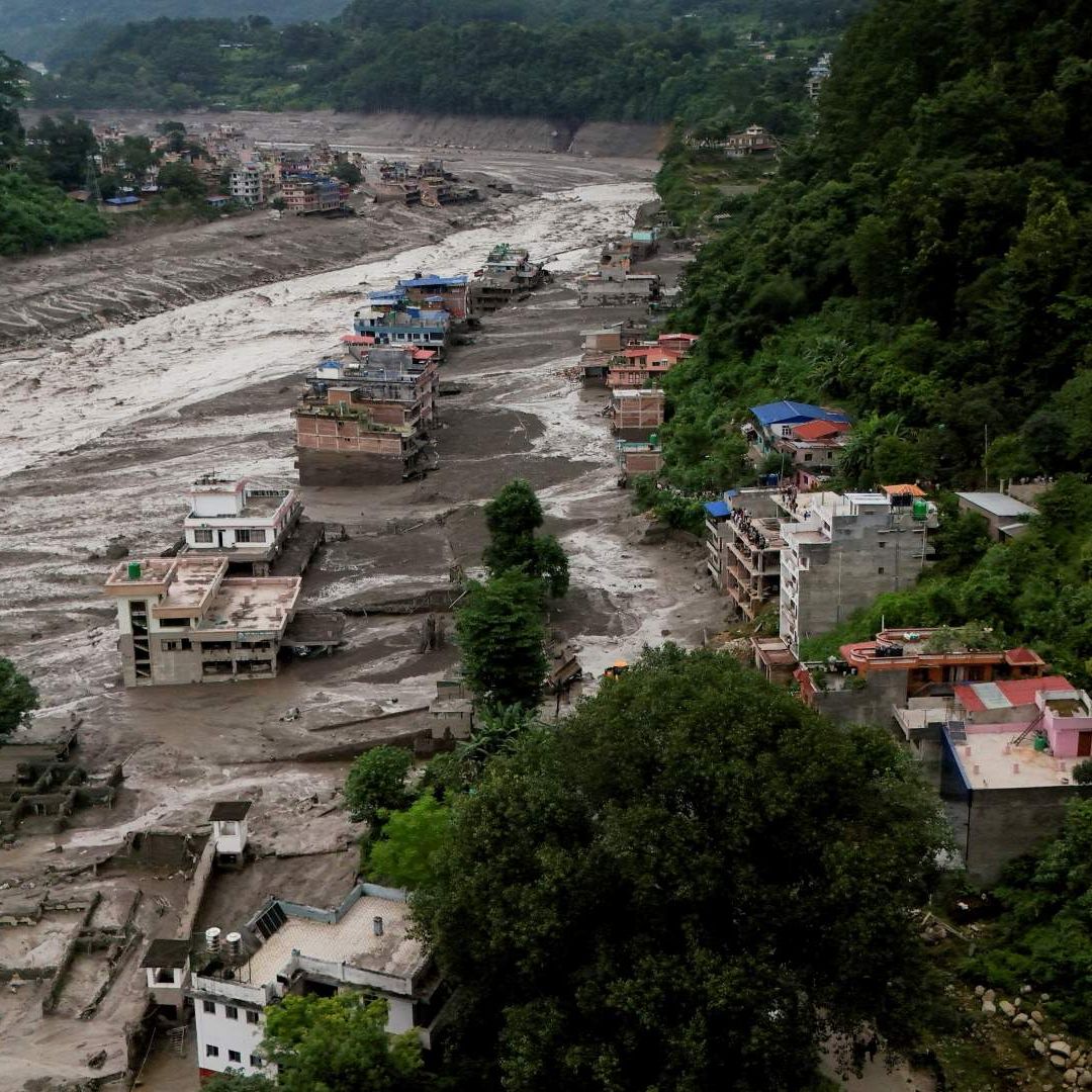Vista aérea de propiedades cubiertas de barro tras inundación repentina en Trishuli, Nepal. Foto: Reuters