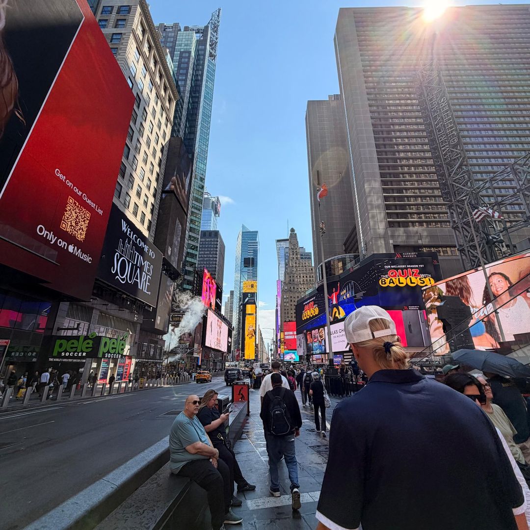 "Ayuda a Disimular el Pelo": Haaland Pasa Desapercibido en Paseo en NY