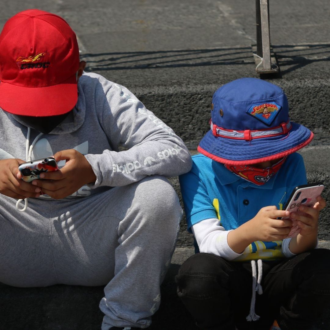Niños usando celulares