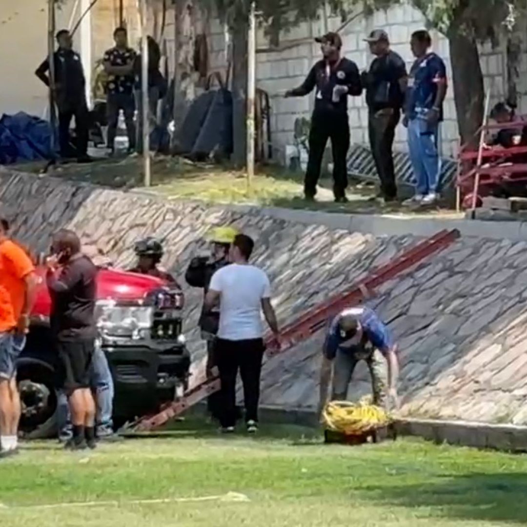 Un niño de nueve años de edad cayó dentro de un pozo ubicado en las canchas de futbol.