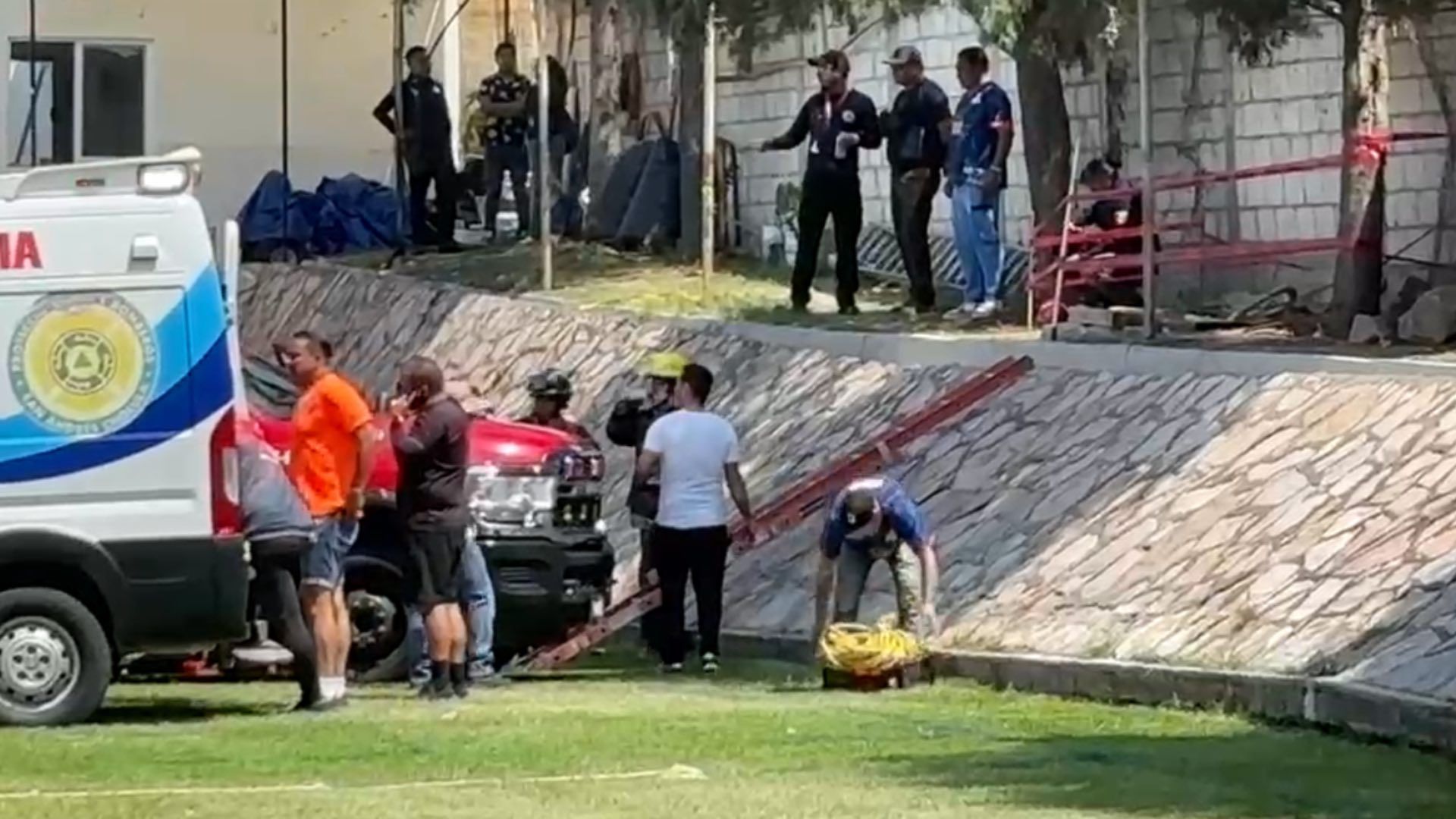 Un niño de nueve años de edad cayó dentro de un pozo ubicado en las canchas de futbol.