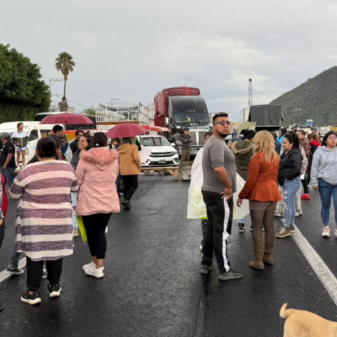 El bloqueo en la autopista México-Puebla provoca caos vial en Edomex
