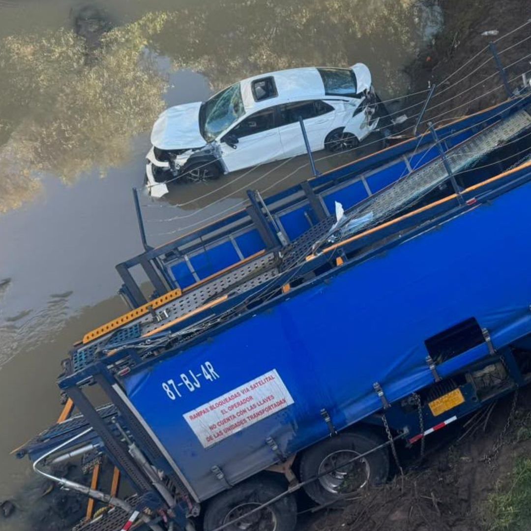 Nodriza cae a un barranco en el Libramiento Apizaco-Huamantla.