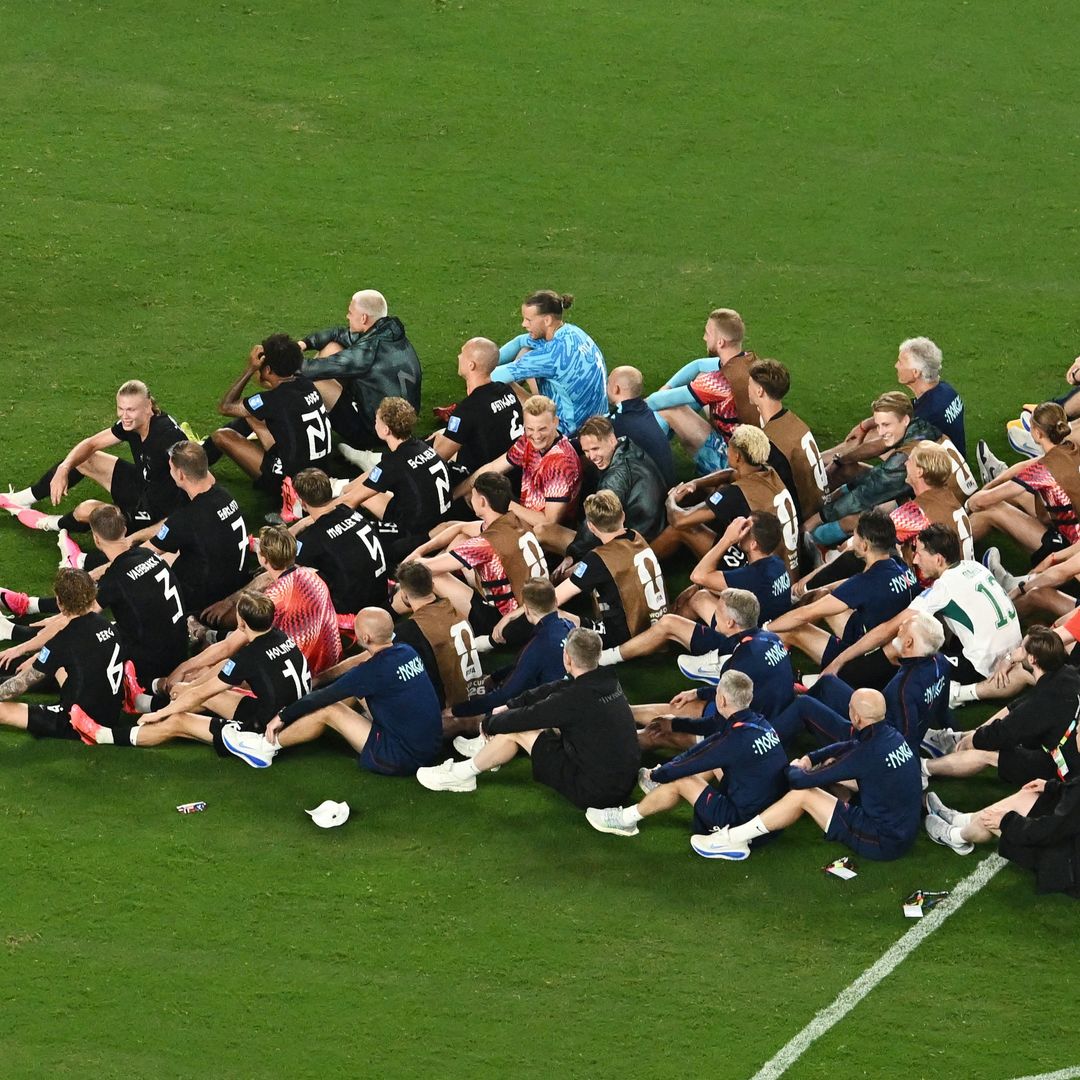 La fila vikinga de Noruega tras la victoria contra Senegal