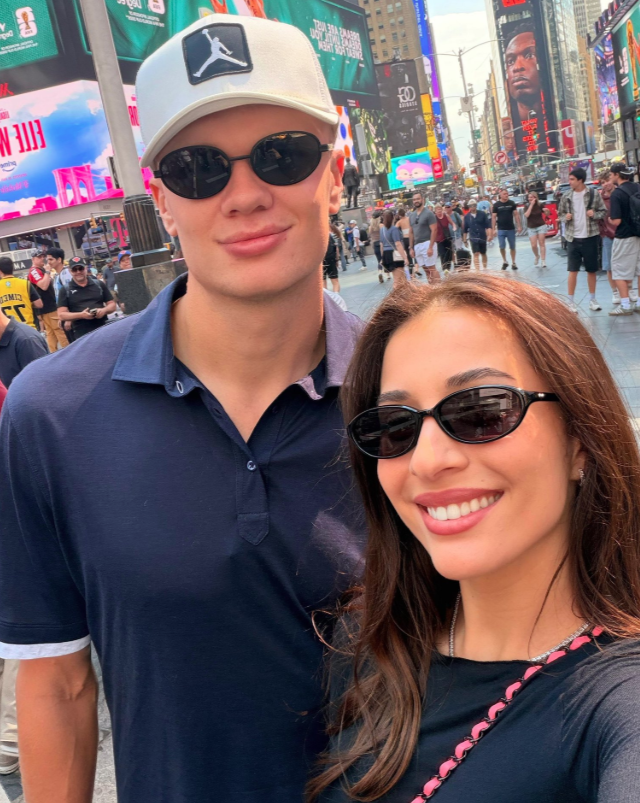 "Ayuda a Disimular el Pelo": Haaland Pasa Desapercibido en Paseo en NY