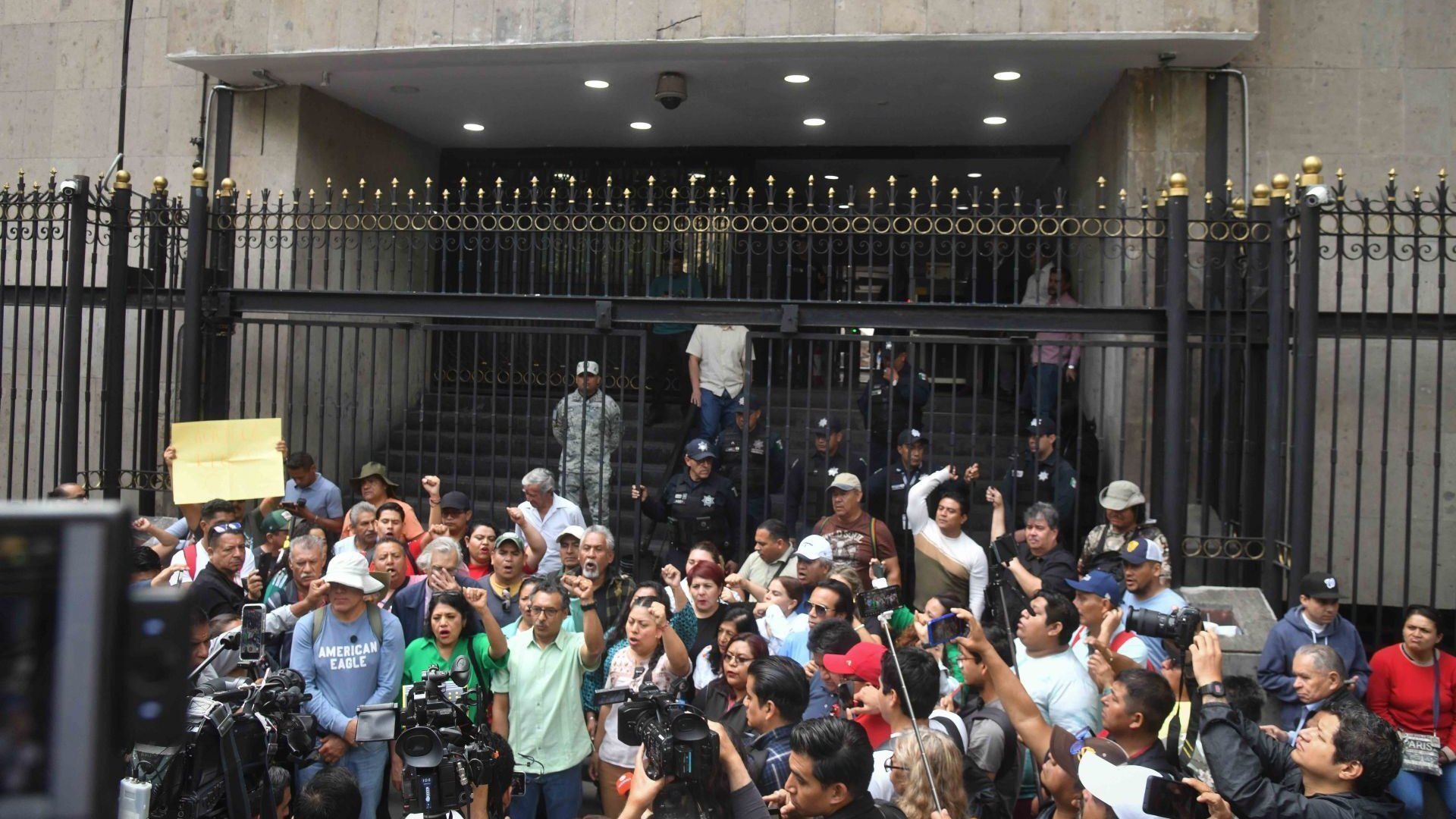 Integrantes de la CNTE en la Segob