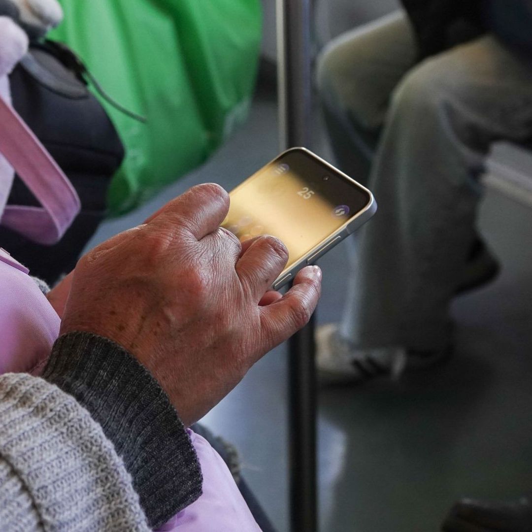 Persona utiliza teléfono celular