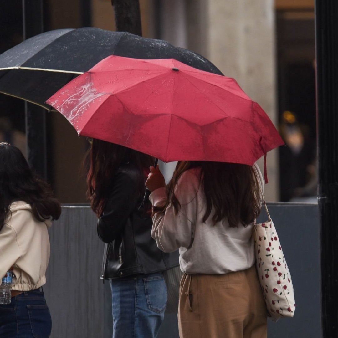 Personas cubriendose de la lluvia