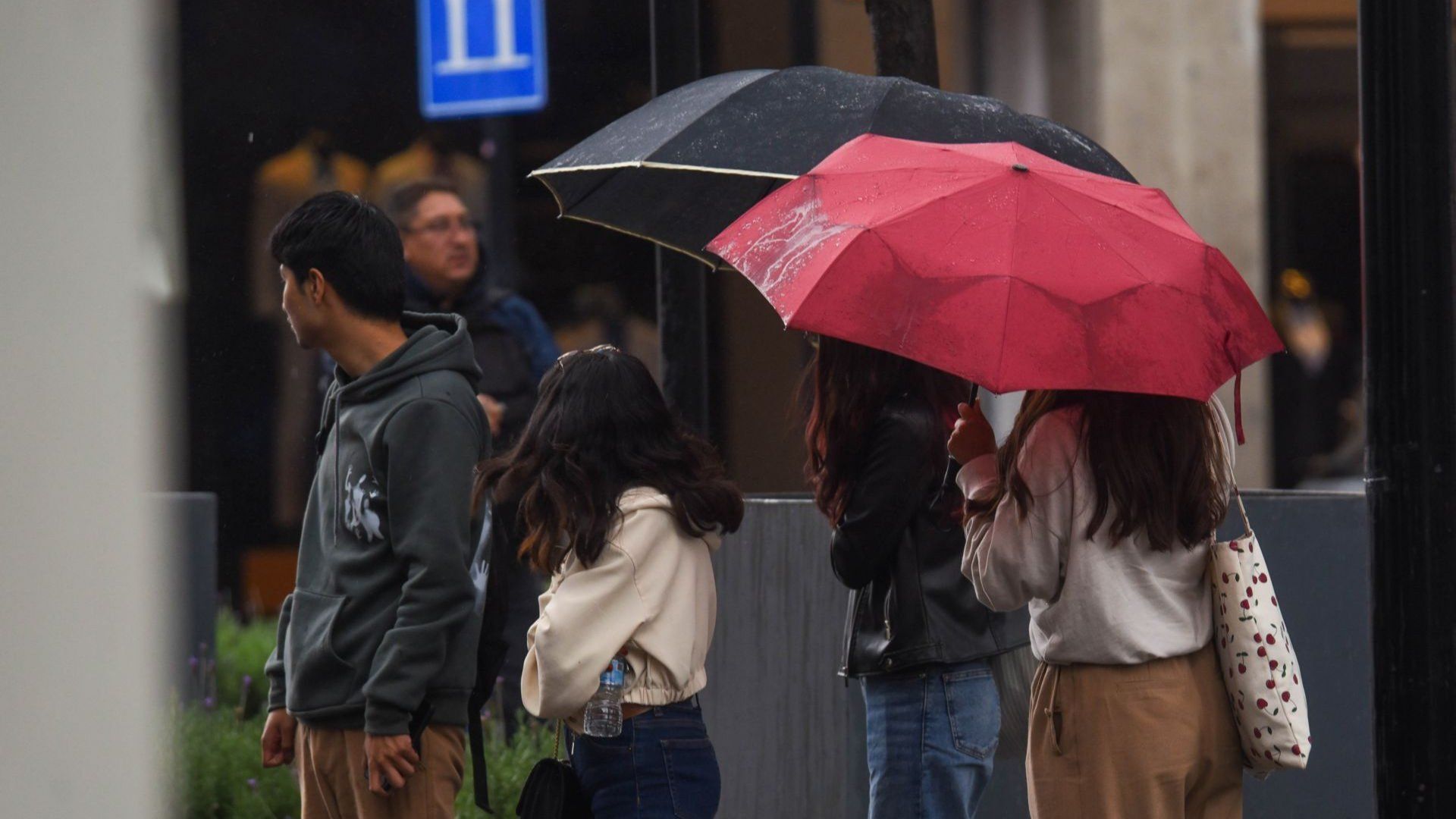Personas cubriendose de la lluvia