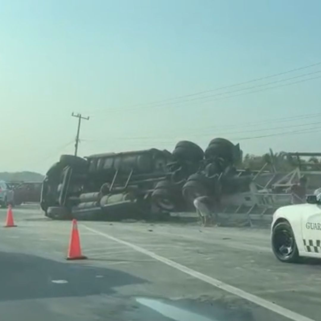Tráiler Cargado con Cemento Vuelca en Carretera Coatzacoalcos Villahermosa Veracruz Hubo Actos de Rapiña