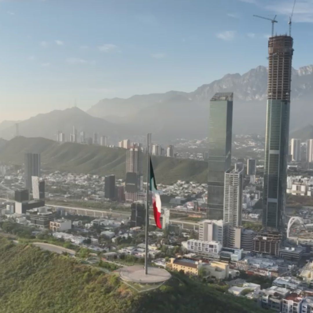 Bandera de México en el Obispado en Monterrey