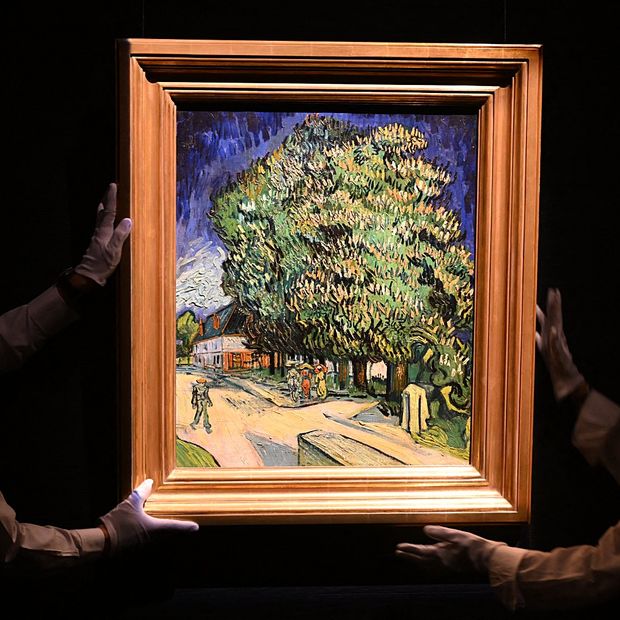 La obra de Vincent van Gogh "Castaños en flor" se exhibe en Hong Kong en la primera aparición pública de la pintura en seis décadas. Foto: AFP