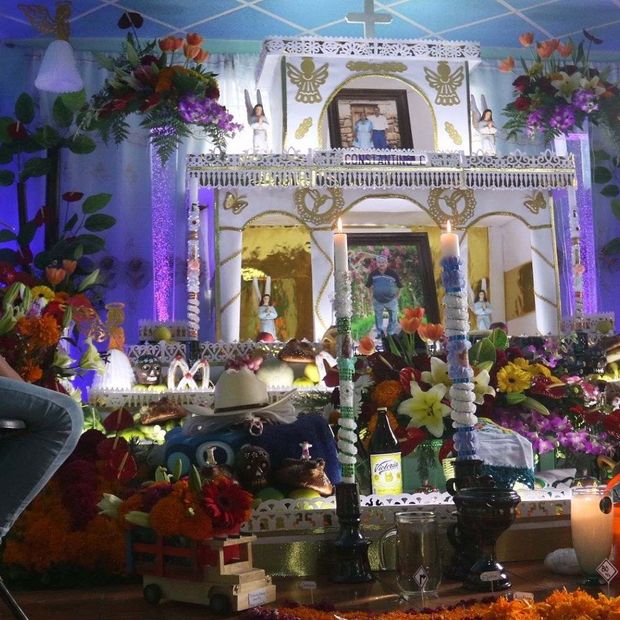 Niña Sentada frente a Altar de Muertos. Ofrenda Día de Muertos Primer Aniversario.