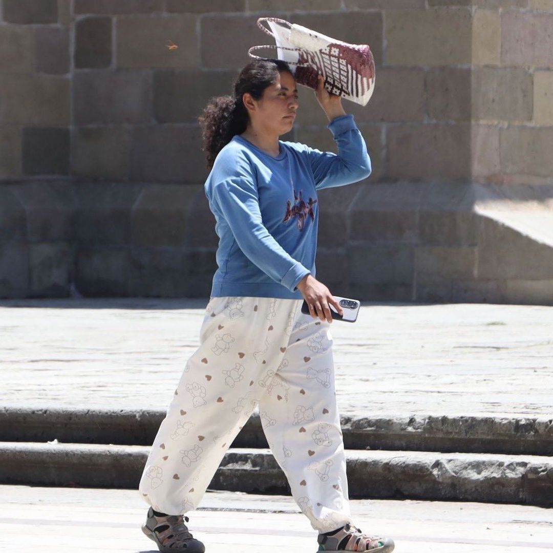 Mujer se cubre del Sol en Oaxaca