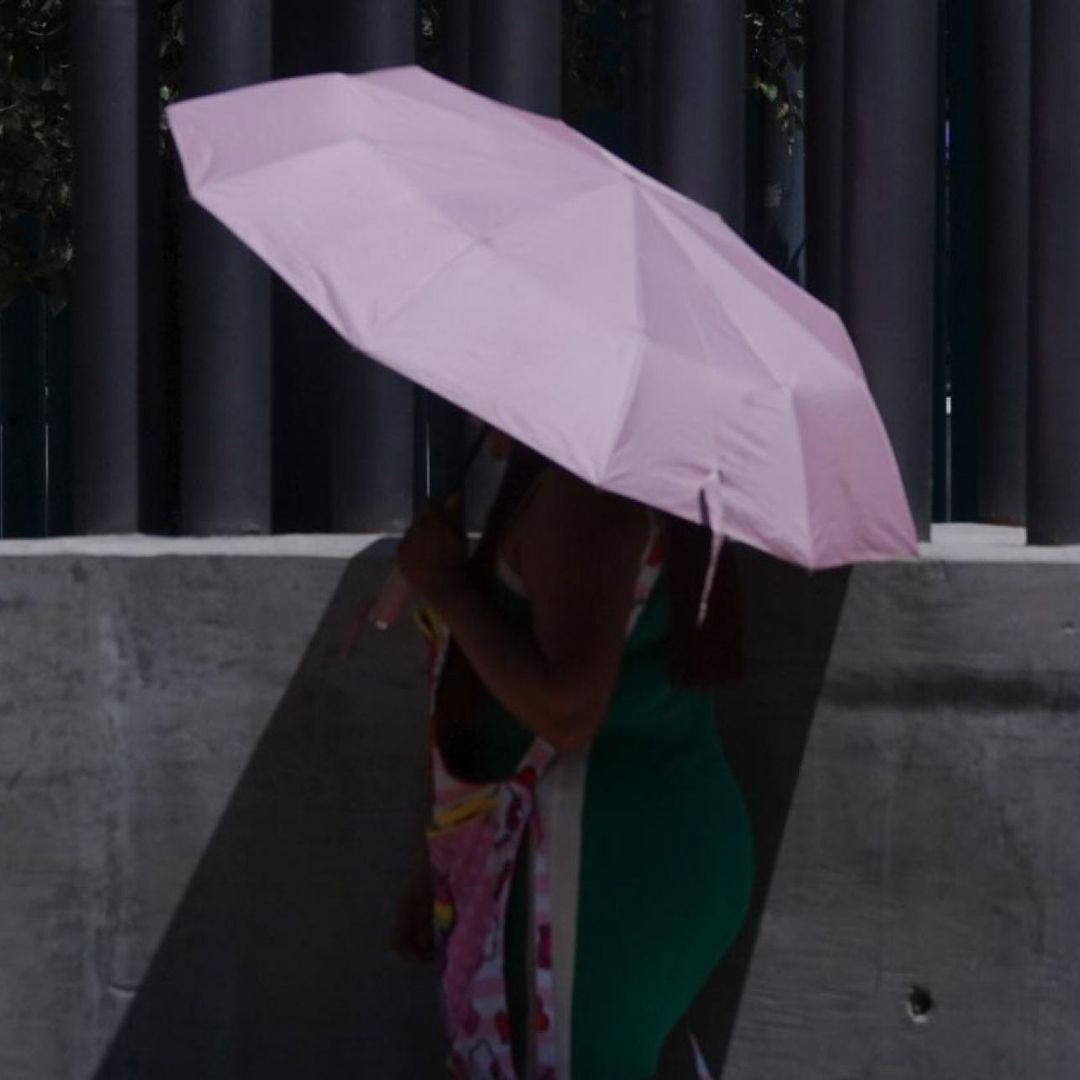 Personas se cubren por altas temperaturas causadas por la ola de calor en México