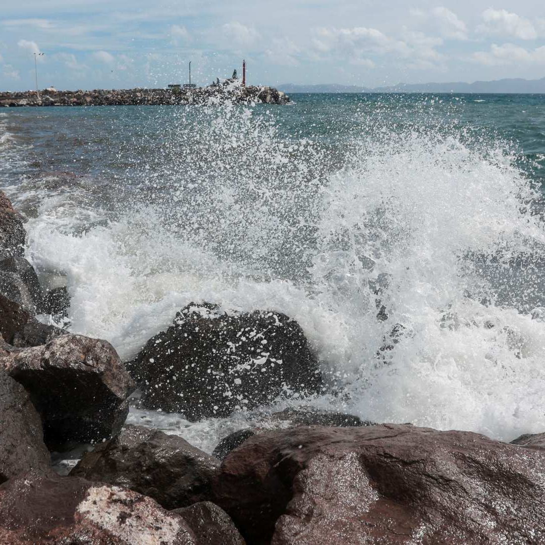Olas rompen en Loreto mientras el huracán Polo se acerca a Baja California Sur. Foto: Reuters