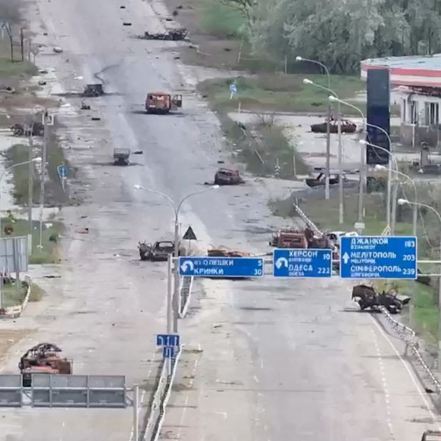 El camino de  Oleshky está lleno de minas, autos quemados y huellas de los combates