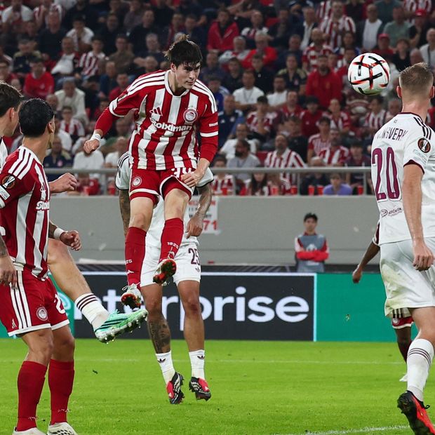 Armando González cabecea la pelota en el área del Sparta Praga.