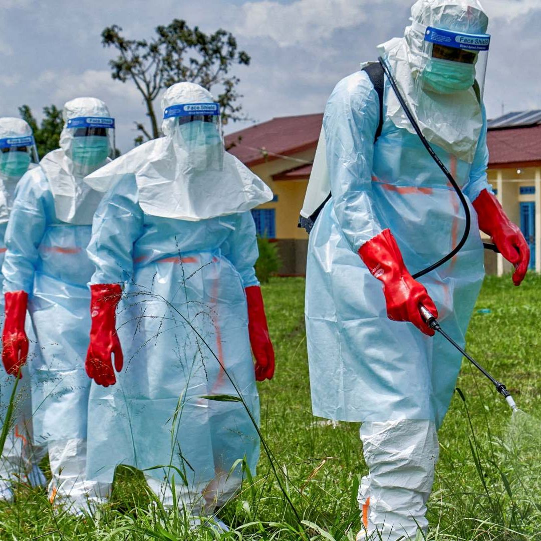 Trabajadores de la Cruz Roja desinfectan el hospital general de Rwampara, El Congo, en mayo 2026. Foto: Reuters