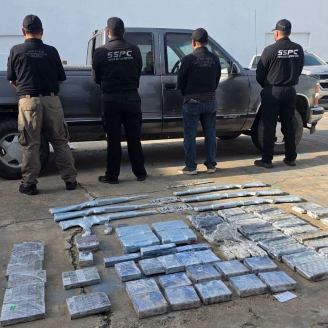 Aseguran 10 armas de fuego y miles de cartuchos útiles en Las Choapas, al sur de Veracruz.