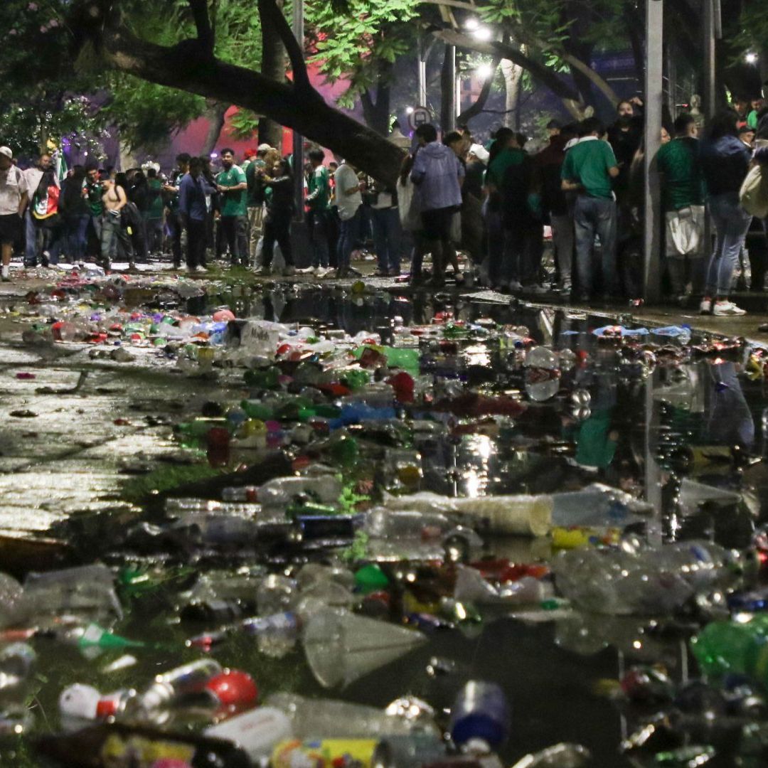 Basura dejada por los aficionados tras la victoria de México ante Corea del Sur
