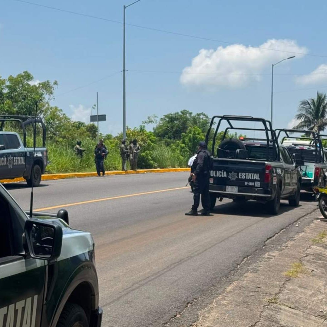 Elementos policiacos mantienen un fuerte operativo de seguridad por reporte de disparos de arma de fuego en Alvarado