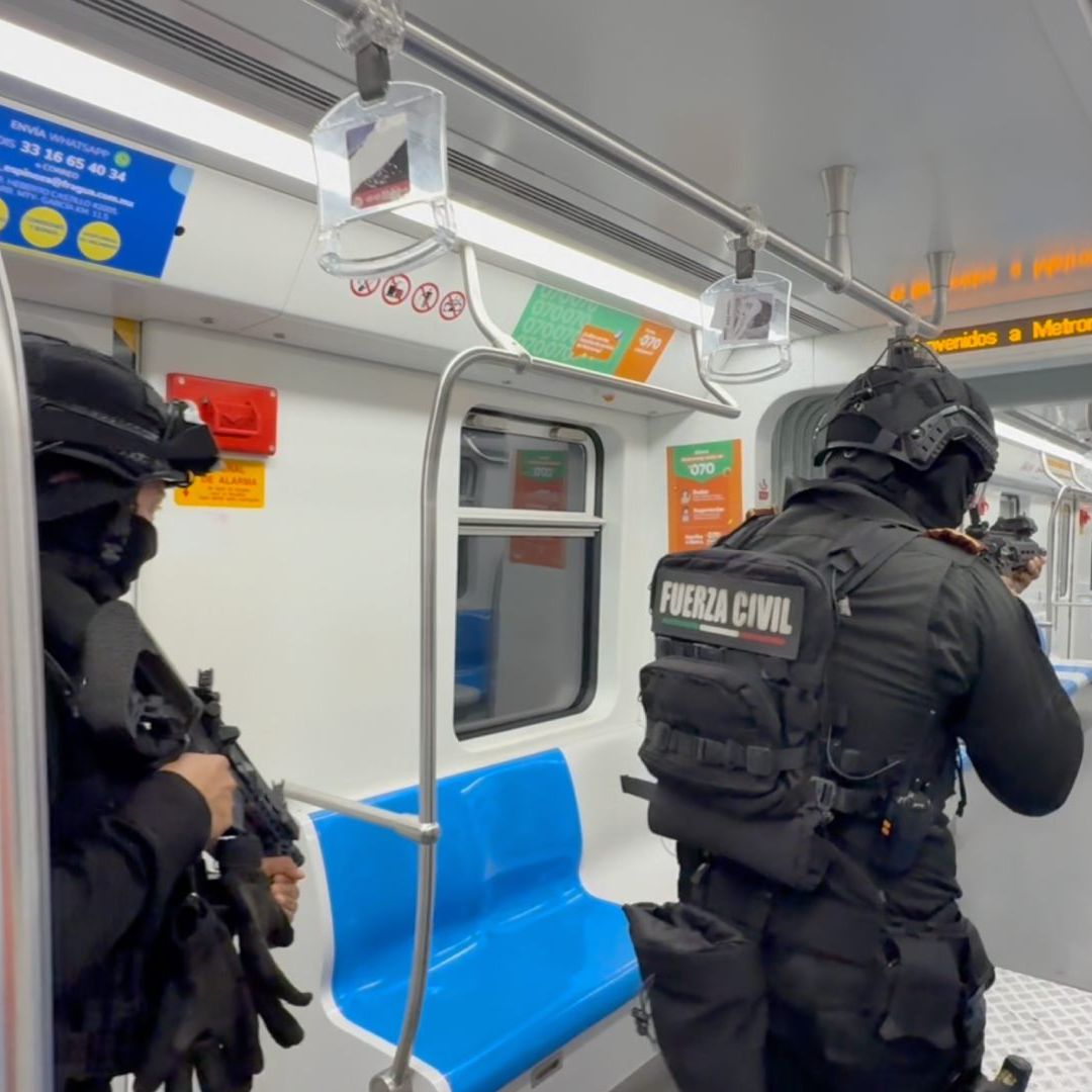 Fuerza Civil en vagón del Metro de Monterrey