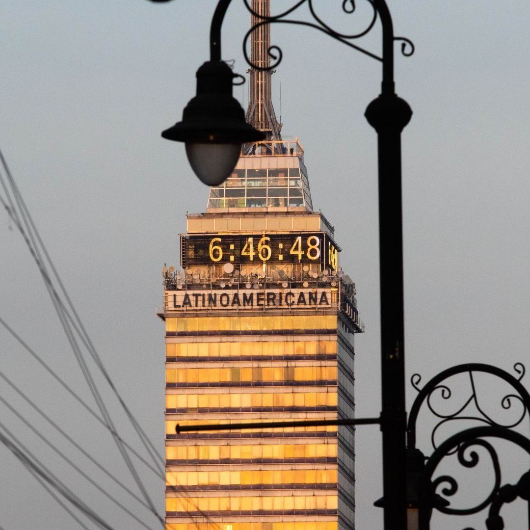 Rescatan a nueve personas de elevador en Torre Latinoamericana