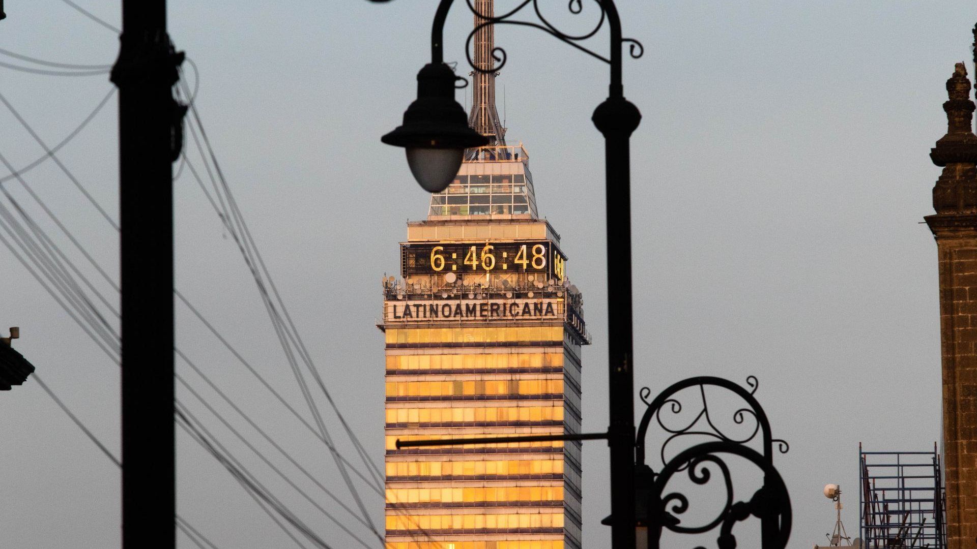 Rescatan a nueve personas de elevador en Torre Latinoamericana