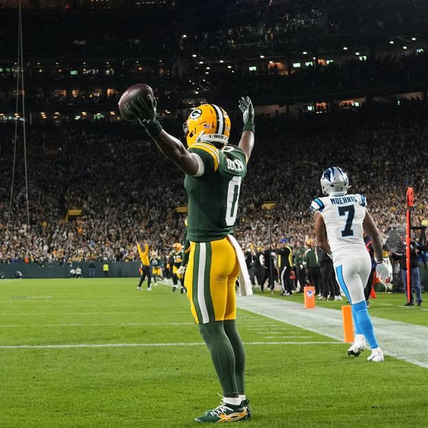 Los Empacadores de Green Bay anotaron luego de que el partido ante Carolina fuera pausado por la presencia de un dron en el Lambeau Field.
