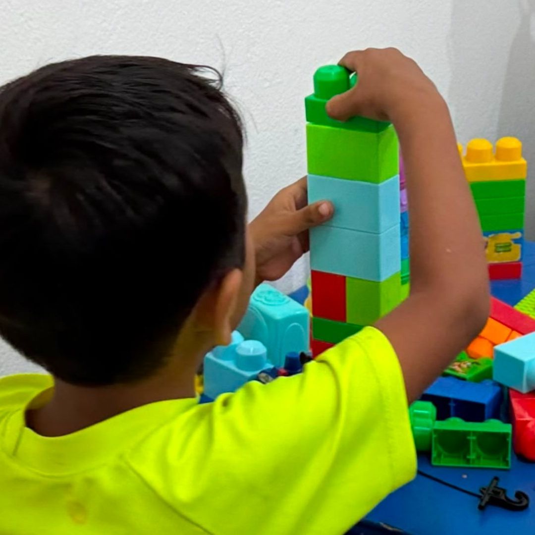 El menor fue hallado solo frente a una tienda en Coatzacoalcos. Su padre le prometió un regalo y lo abandonó