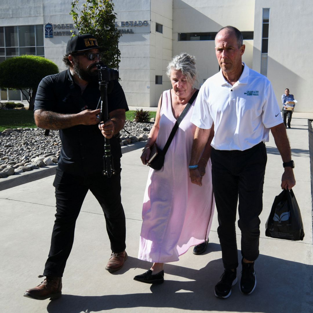 Debra y Martin Robinson asisten al juicidio por el asesinato de sus dos hijos en Ensenada