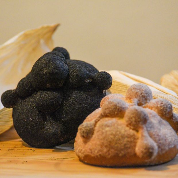 Pan de muerto de color negro