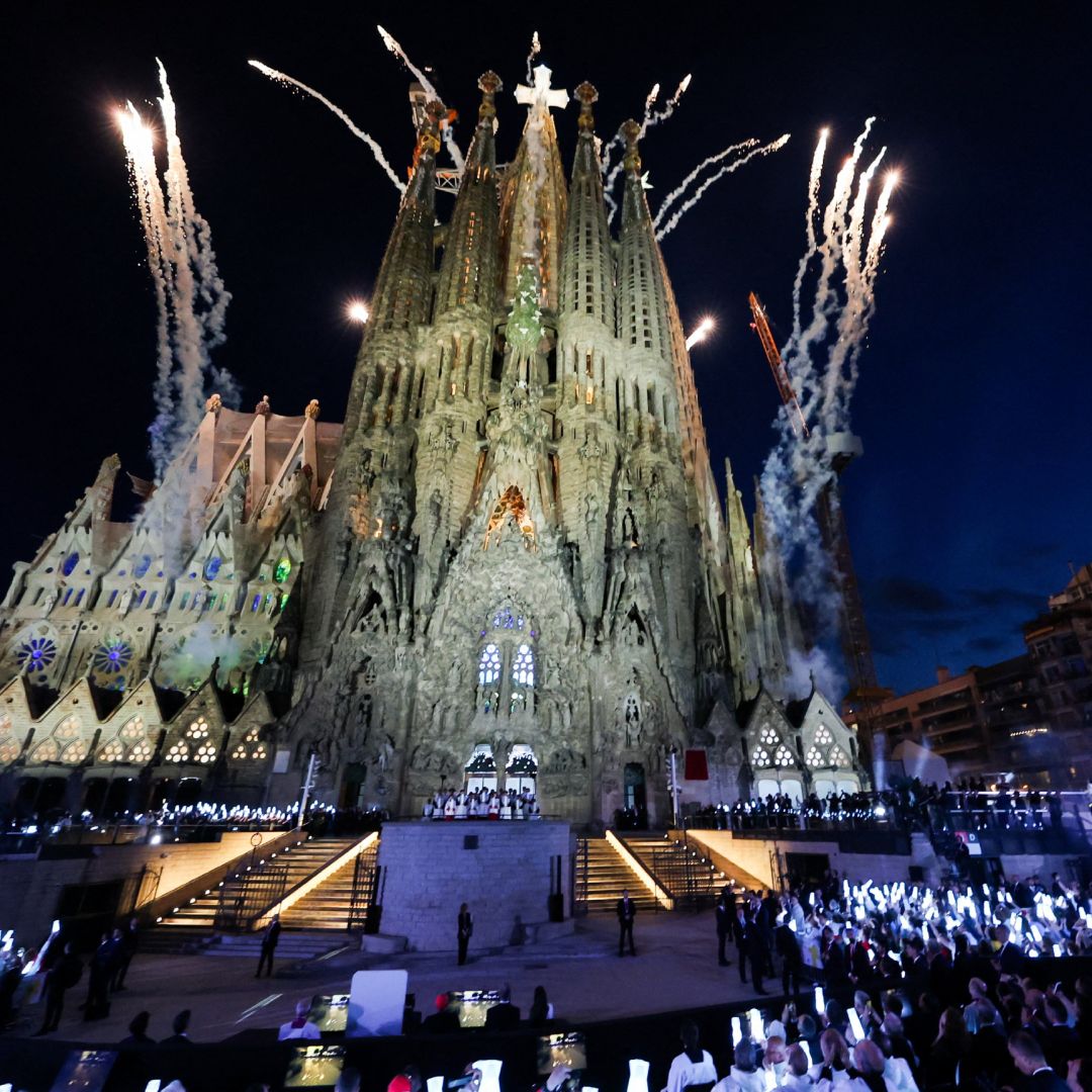 La misa de bendición de la torre de Jesús de la basílica de la Sagrada Familia por el papa León XIV concluyó con un espectáculo de luces.