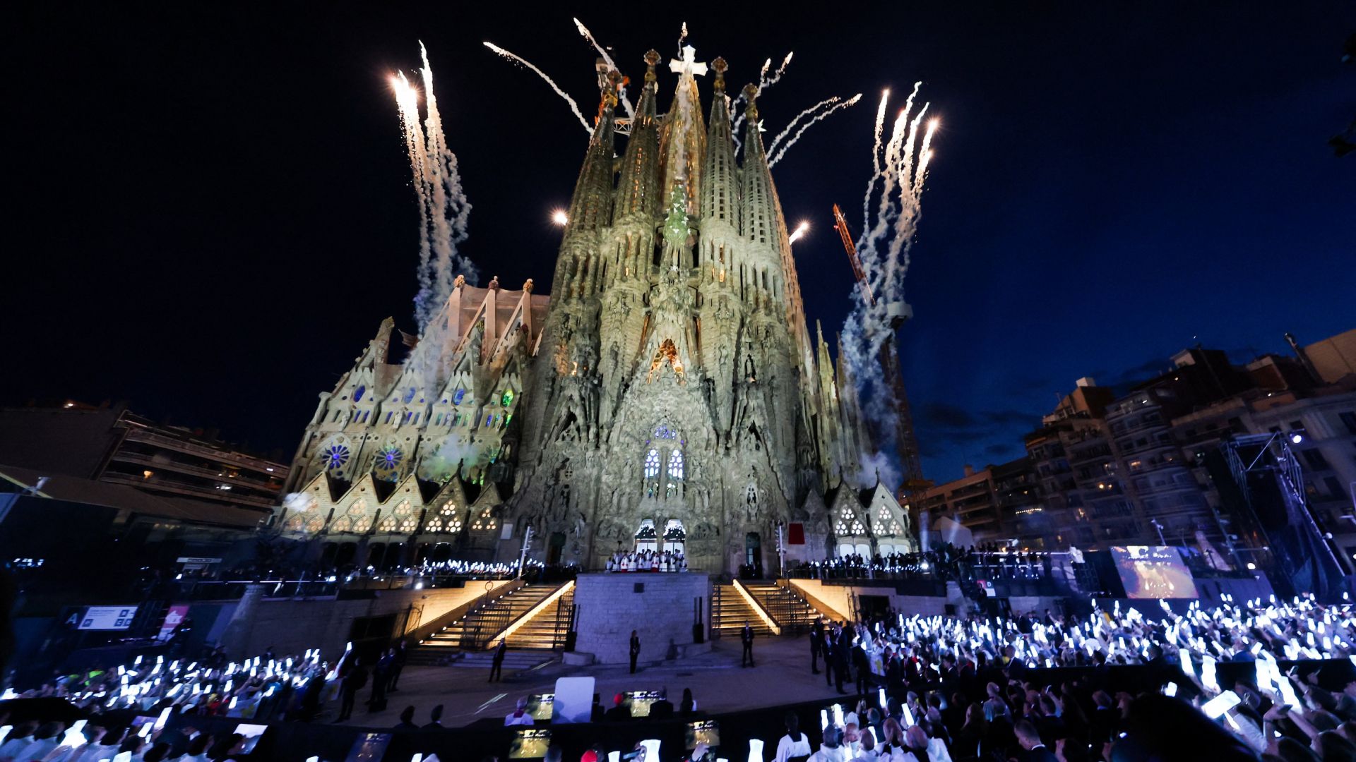 La misa de bendición de la torre de Jesús de la basílica de la Sagrada Familia por el papa León XIV concluyó con un espectáculo de luces.
