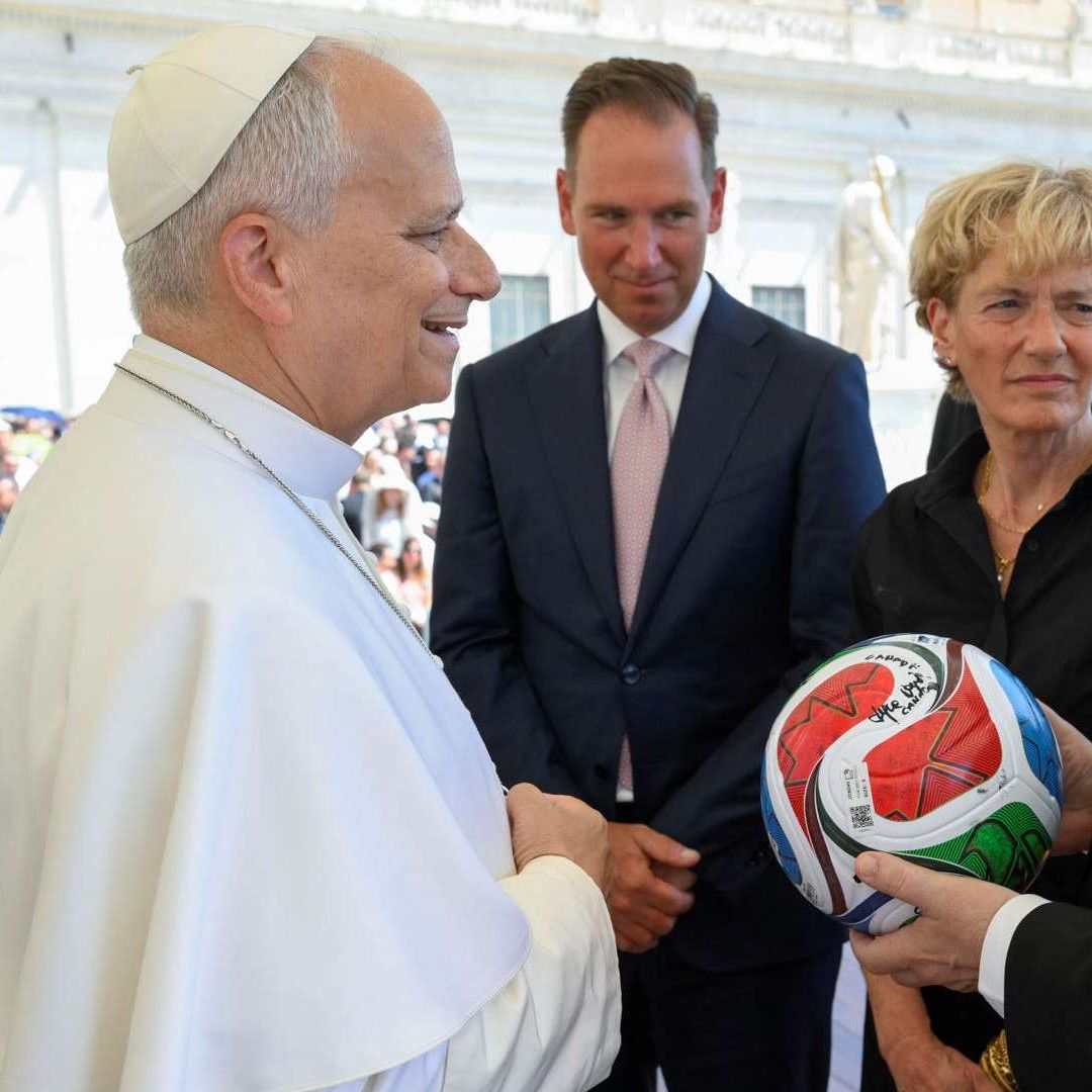 Papa León XIV recibe balón del Mundial 2026 este 17 de junio. Foto: EFE