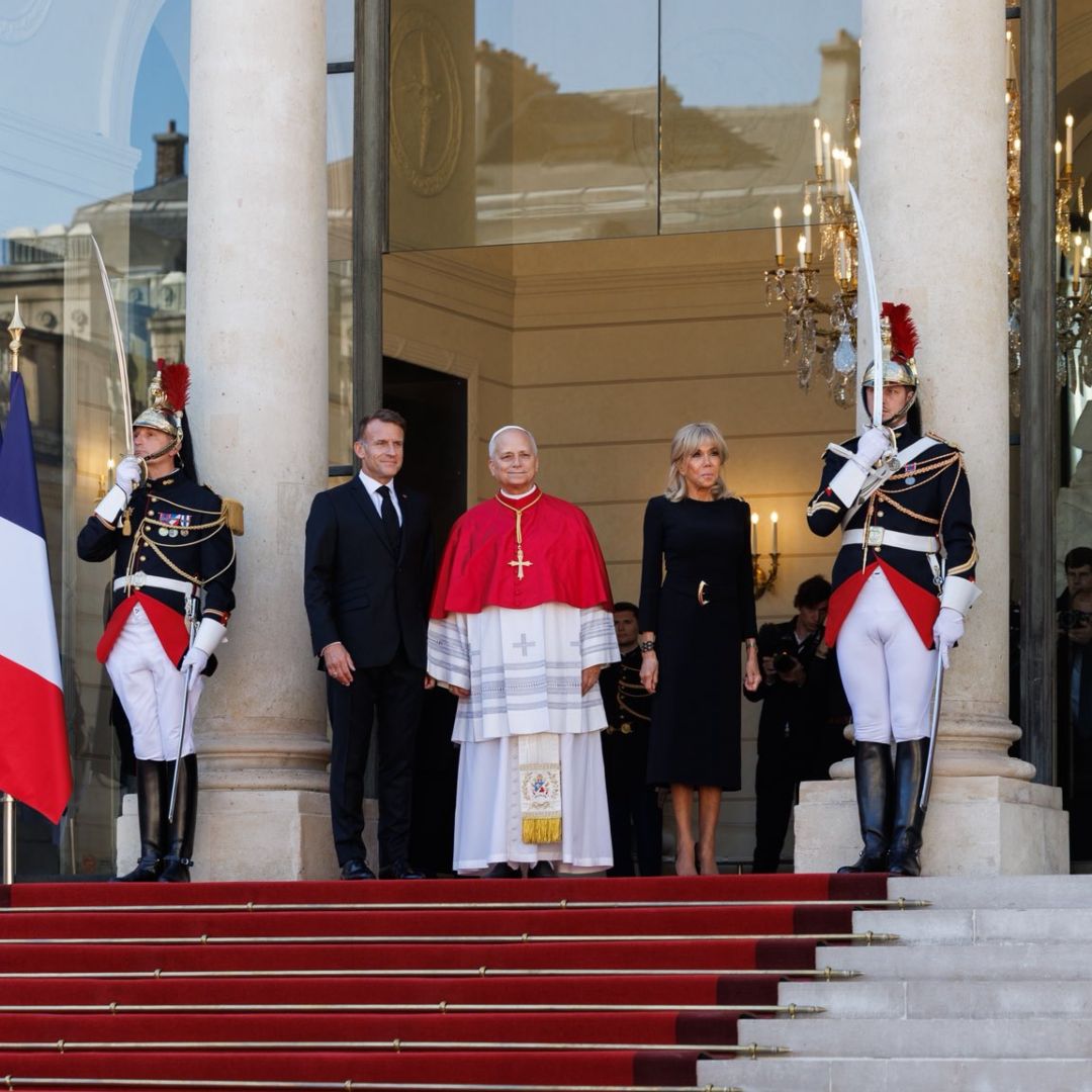 De izquierda a derecha: el presidente Emmanuel Macron, el papa León XIV, y Brigitte Macron