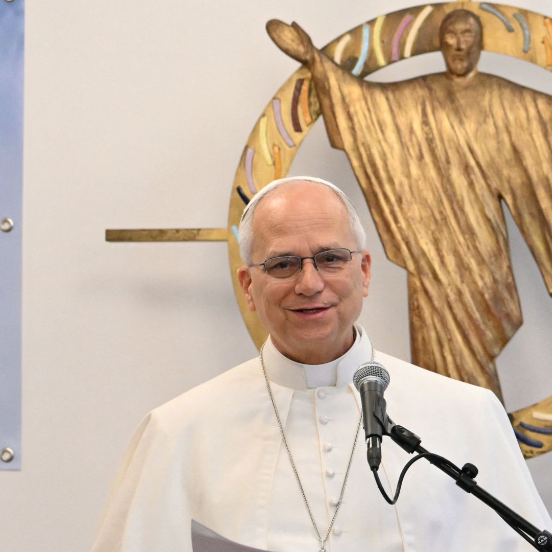 Papa León XIV sostiene una reunión con migrantes en París