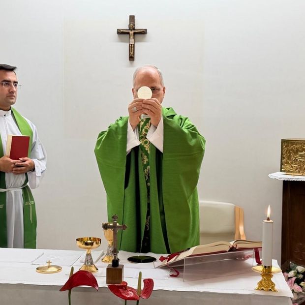 Papa León XIV en sus primeras fotos luego de cirugía. Foto: Vatican media