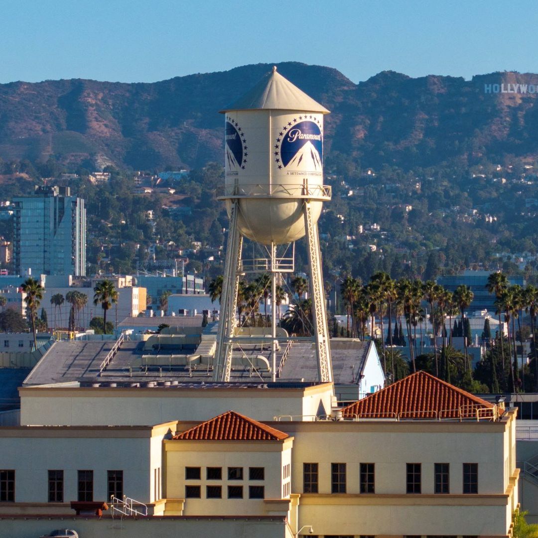 Dron muestra la torre de agua de Paramount en los estudios Paramount de Hollywood, en agosto 2026. Foto: Reuters