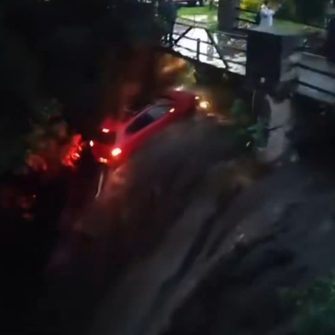 Momento en que el coche arrastrado por el río cayó al vacío.