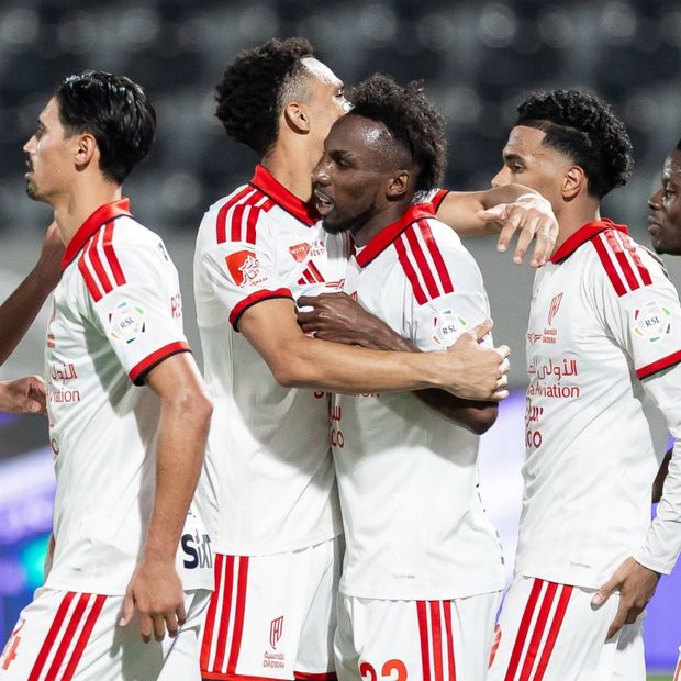 Julián Quiñones es felicitado por sus compañeros luego de marcar ante el Al-Riyadh.