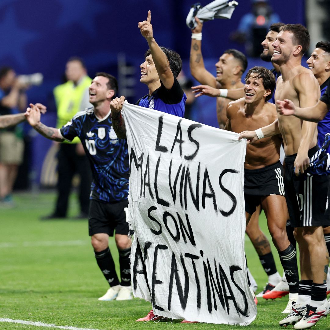 Manta de Argentina por Islas Malvinas en partido vs Inglaterra
