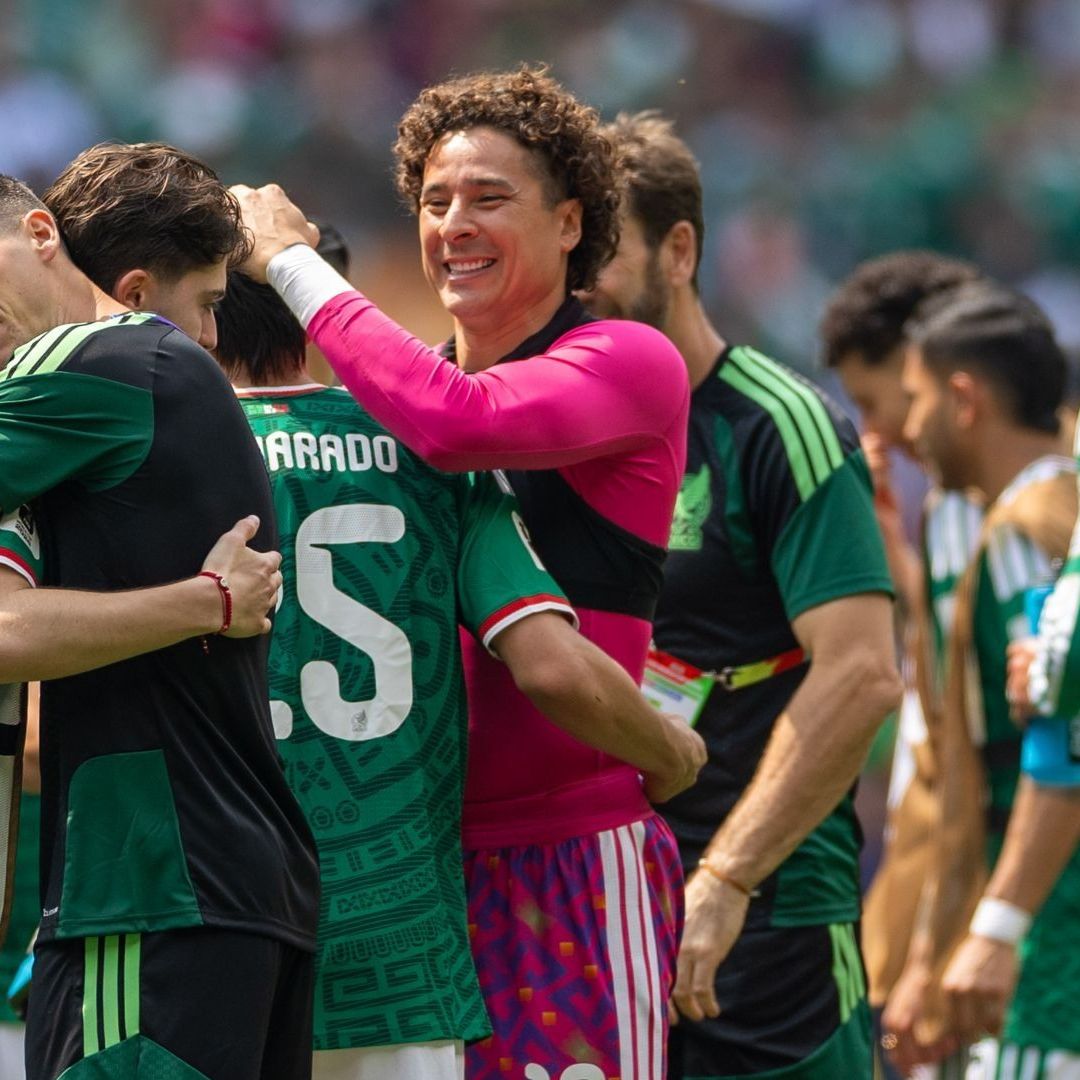 Selección Mexicana festeja victoria contra Sudáfrica
