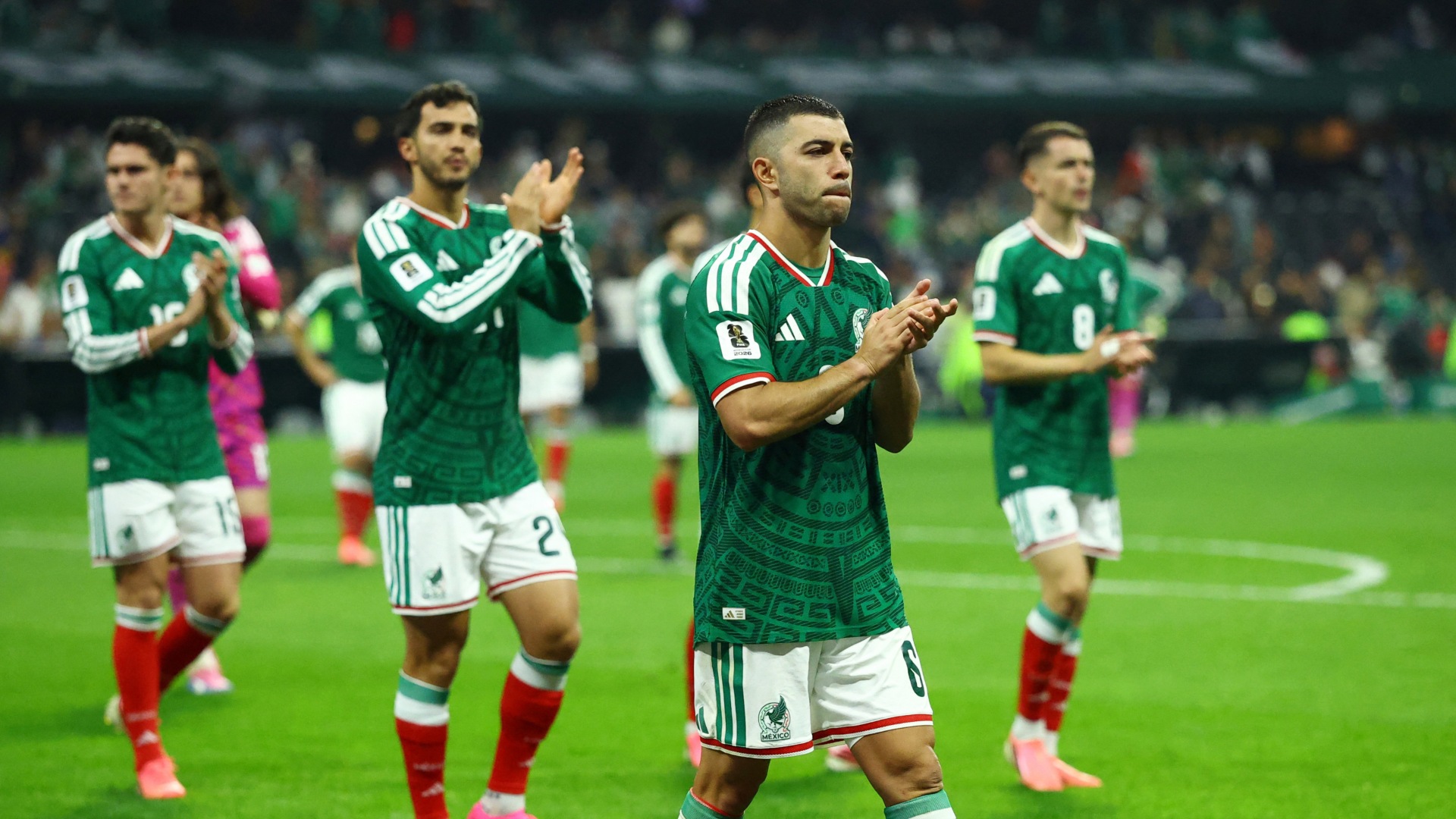 Erik Lira y otros jugadores de la Selección Mexicana aplauden al finalizar un juego del Mundial 2026.