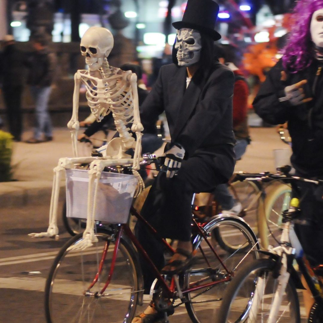 Asistentes a una de las ediciones del Paseo Nocturno por Día de Muertos en CDMX