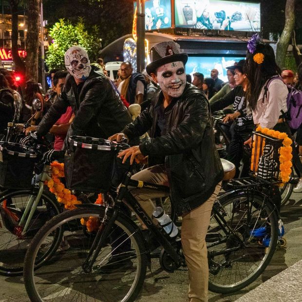 Paseo Nocturno de Día de Muertos
